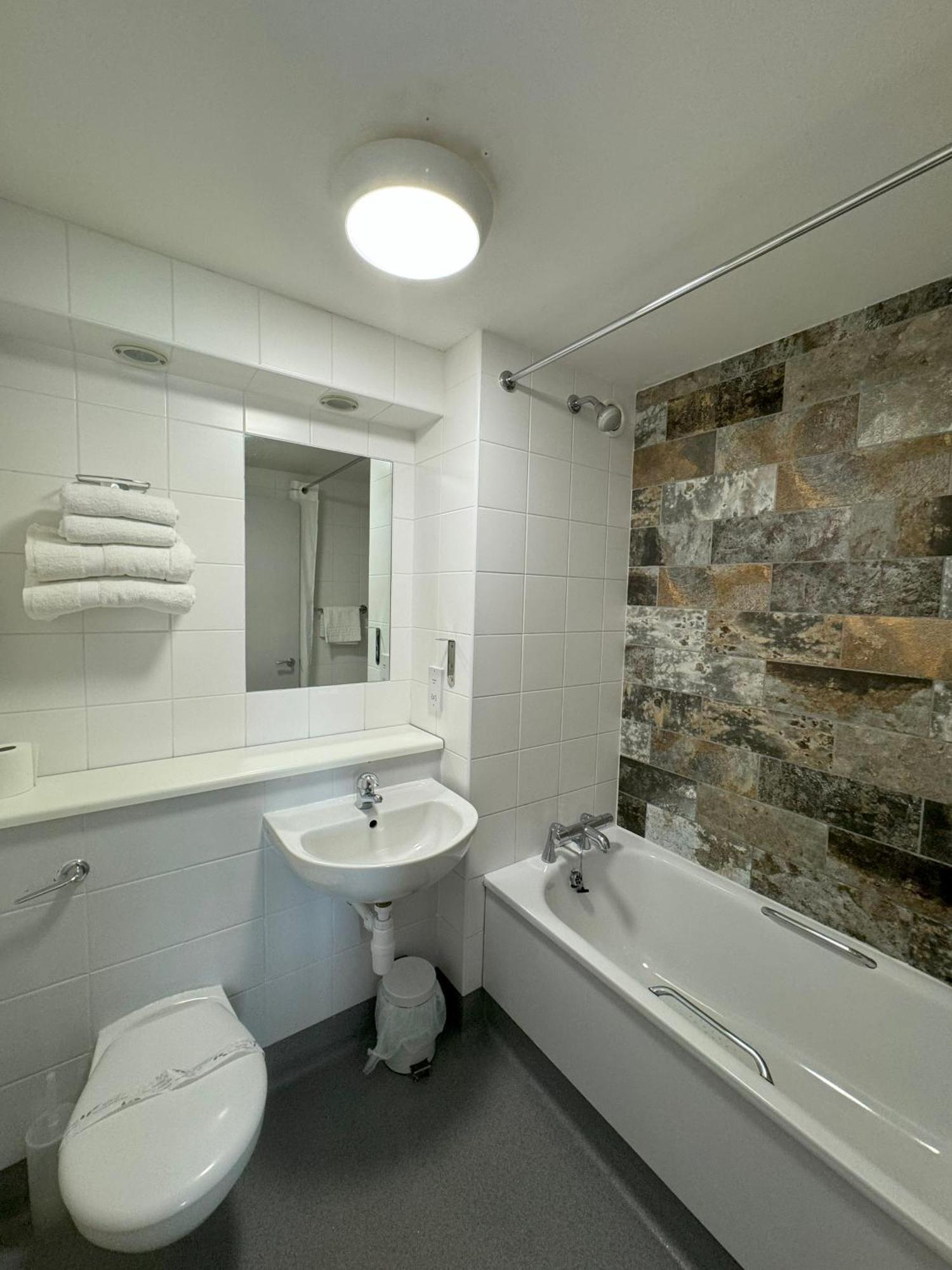 Citilodge Wakefield Hotel By Roomsbooked Bagian luar foto