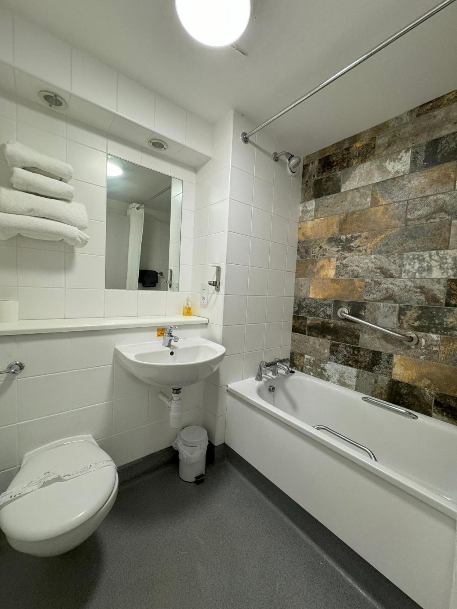 Citilodge Wakefield Hotel By Roomsbooked Bagian luar foto